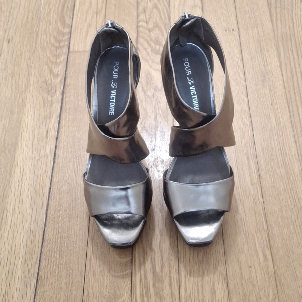 Metallic Strappy Sandals, Pour La Victoire , Sz 9.5